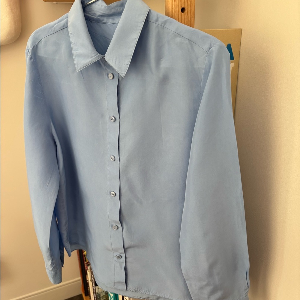 Massimo Dutti 100% silk shirt 
Size small
Never worn 
No tags inside - Picture 3 of 5